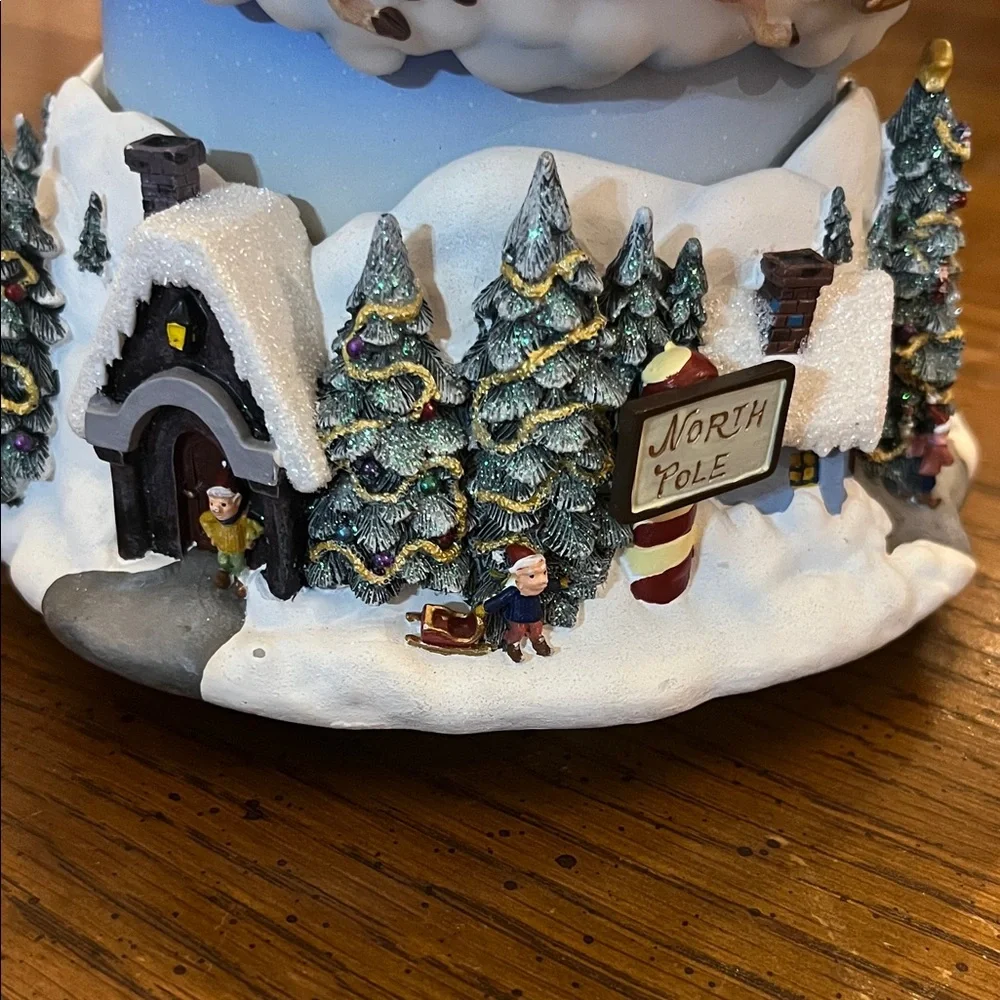 PartyLite Olde World‎ Village musical snow globe